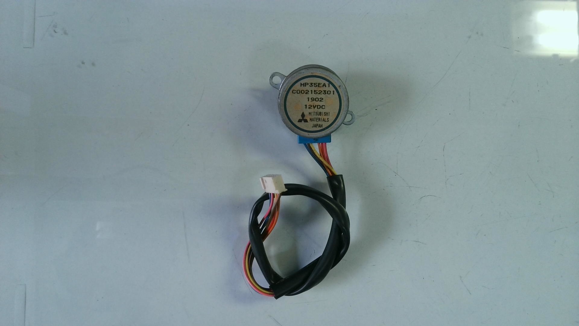MOTOR DE ALETA PARA UNIDAD INTERIOR MITSUBISHI MP35EA1 / C0021523011902 / 12VDC MOT08
